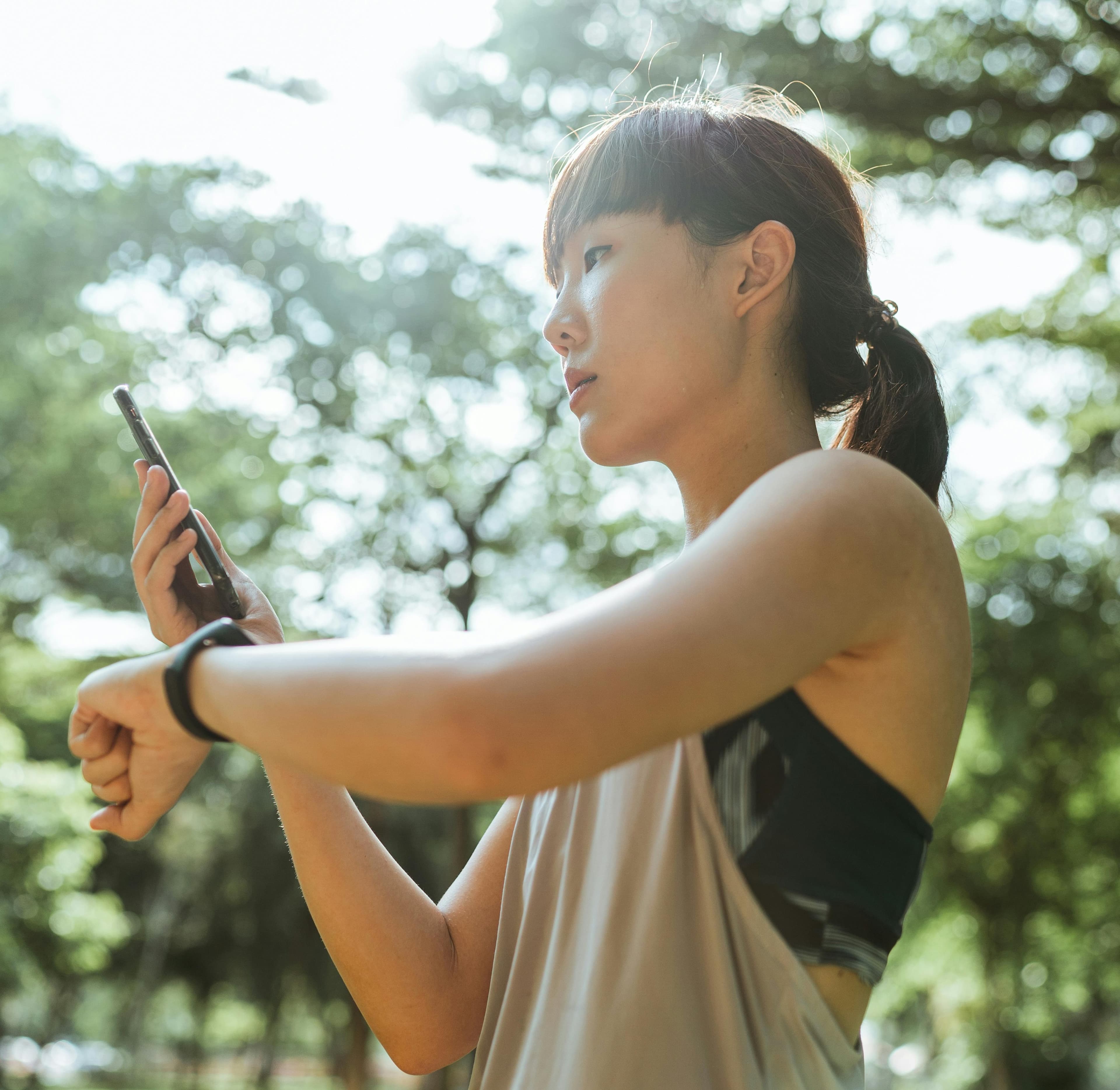 Osoba sprawdzająca smartwatch podczas zdrowotnego check-inu